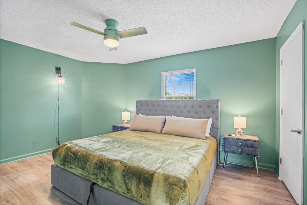 Green Retreat 8 miles from Fort Campbell free wifi king bed double