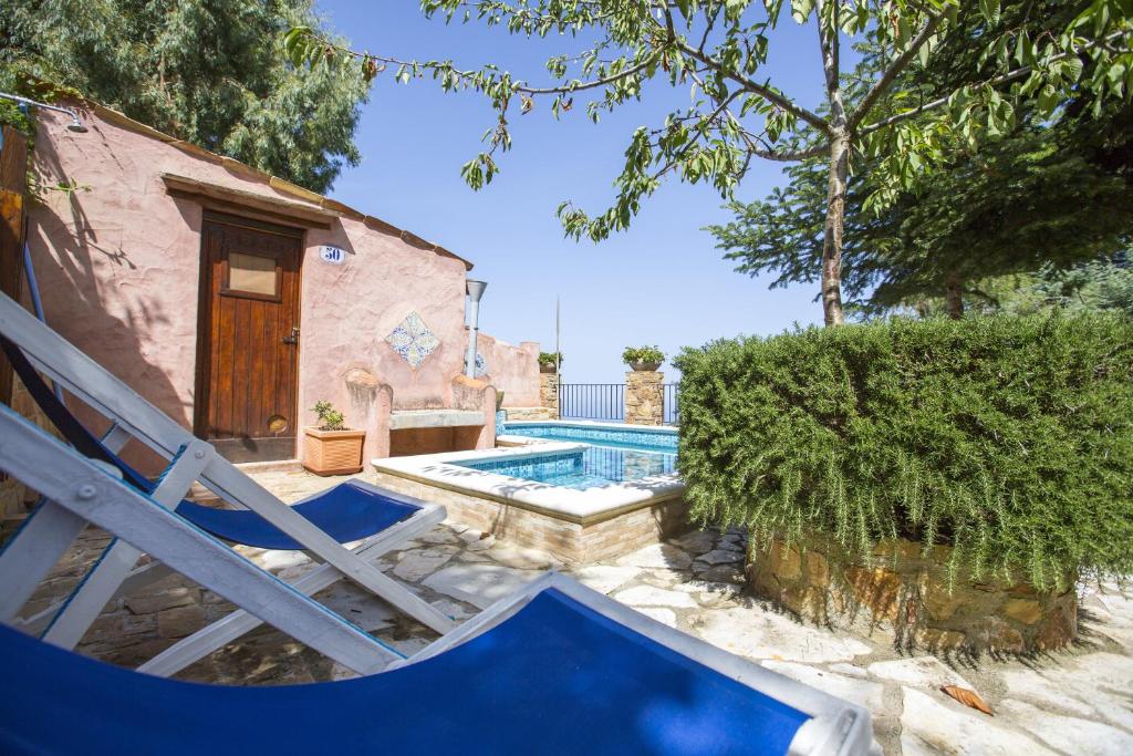 una piscina en un patio con una casa en Villa degli Artisti, en Cefalú