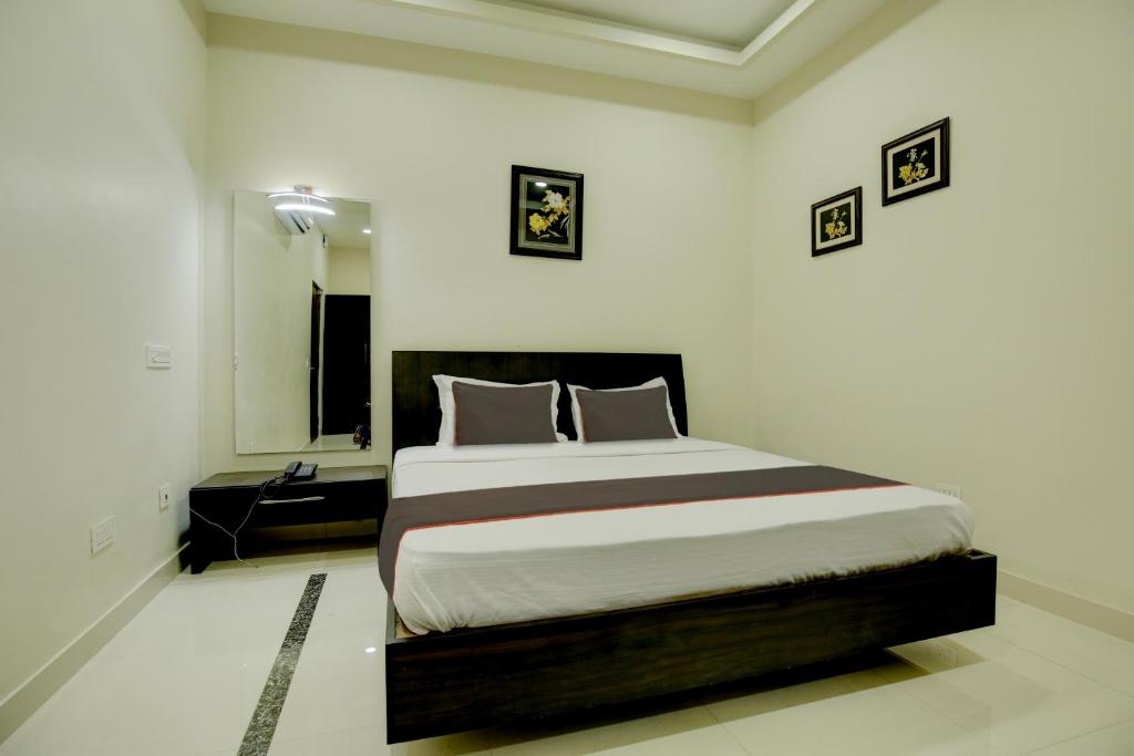 a bedroom with a large bed in a room at Ovel Hotel Grand in Ābādpura