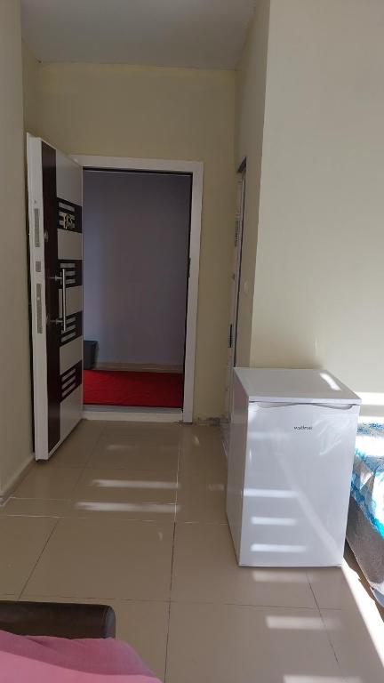 eine weiße Schachtel in der Mitte eines Zimmers in der Unterkunft Tatvan Kamp Alanı in Tatvan
