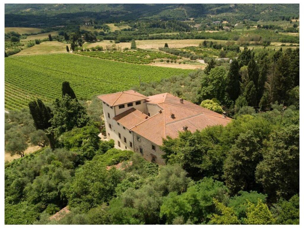 una vista aérea de una casa en medio de un campo en Villa Rignano Comfortable holiday residence, en Rignano sullʼArno