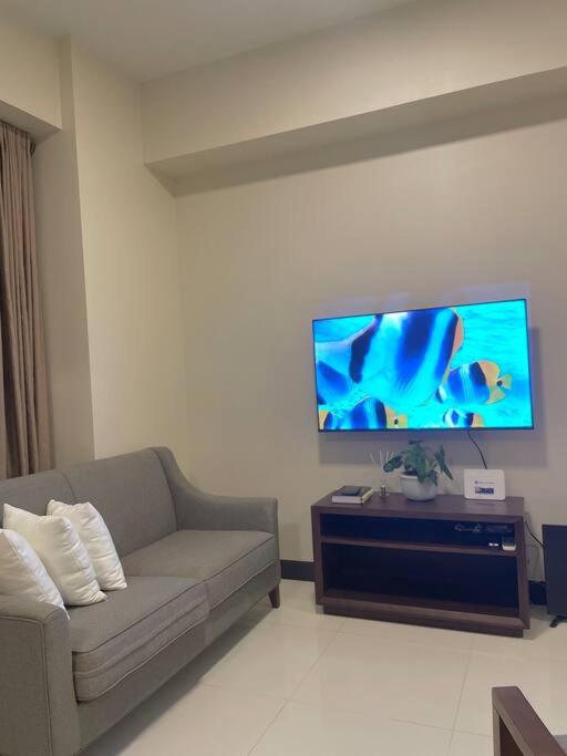 TV a/nebo společenská místnost v ubytování The Mactan Suite at The Mactan Newtown Resort
