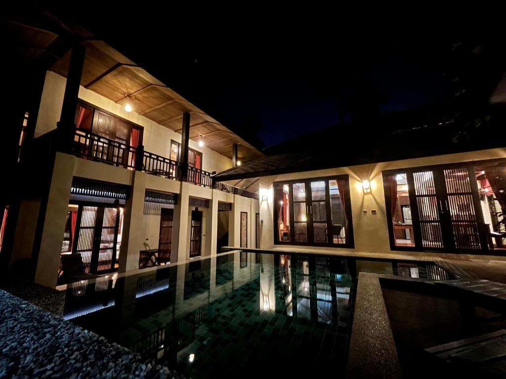 - un bâtiment avec piscine la nuit dans l'établissement Large 4 bed villa short walk to Maenam beach, à Mae Nam Beach