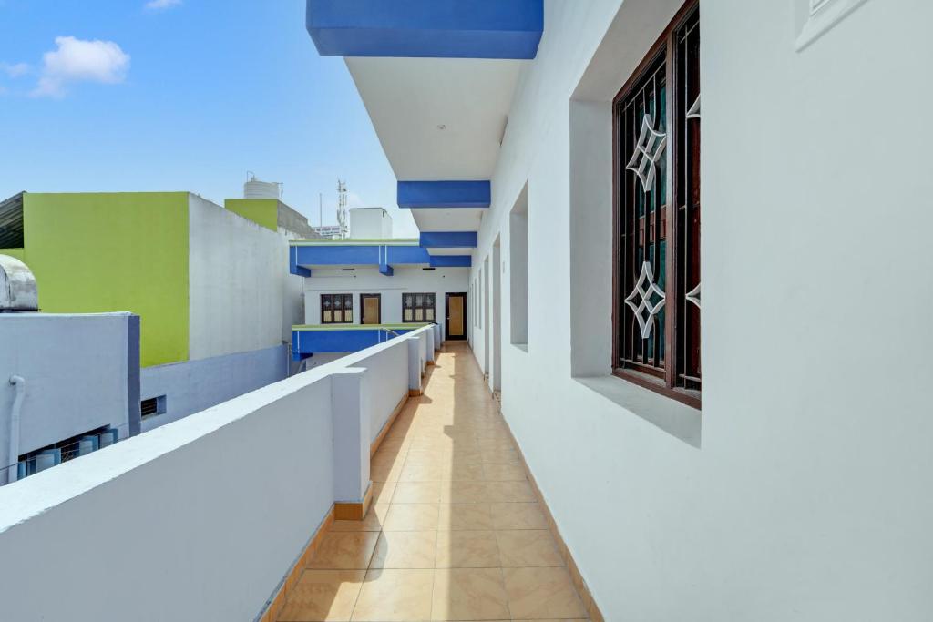 um corredor vazio de um edifício com tectos azuis em Collection O CHITRA LODGE 