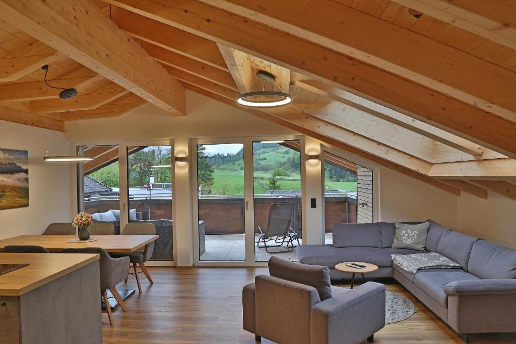 een woonkamer met een bank en een tafel bij Apartment Hoamat in Fulpmes