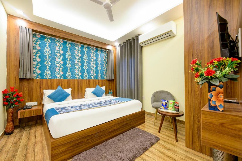 a bedroom with a large bed in a room at Rosewood Suites Near IGI Airport in New Delhi