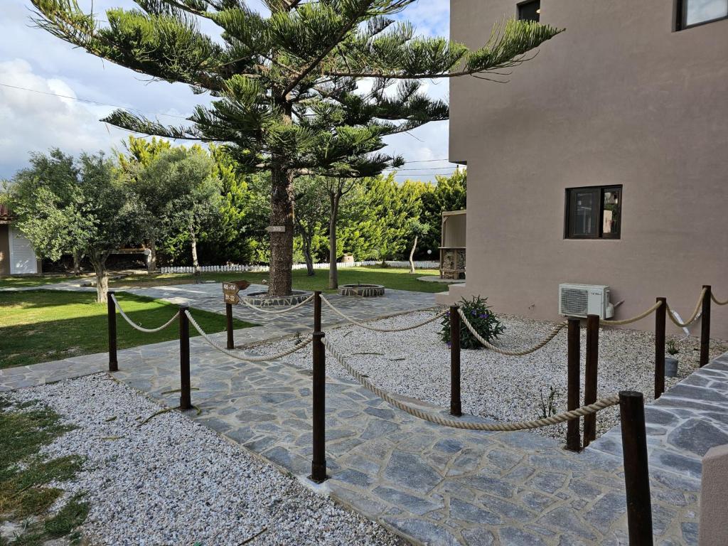 una corda intorno a un albero di fronte a un edificio di The Santo George Beach Resort ad Amoudara Herakliou