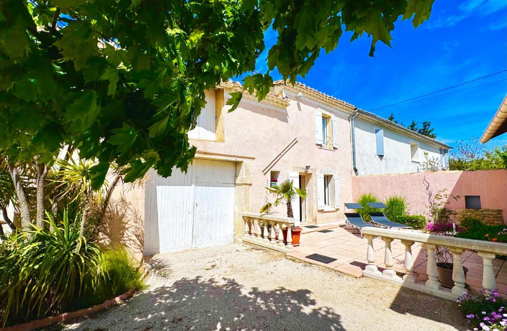 une maison avec un garage blanc et une clôture dans l'établissement Loca-Moulins, à Saze