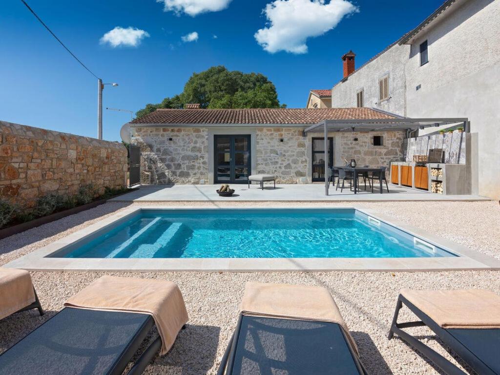 A piscina localizada em Dvori Comfortable holiday residence ou nos arredores