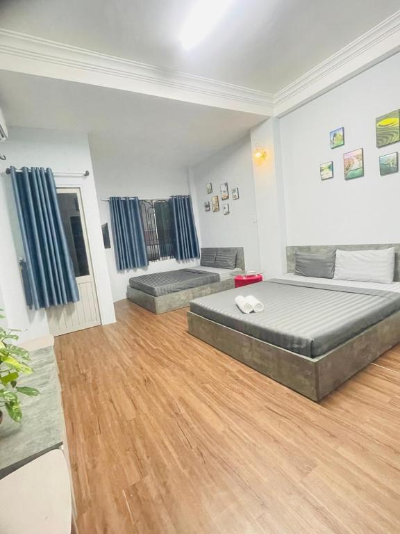 Lyly Hotel - Pham Ngu Lao - Family Room With Balcony