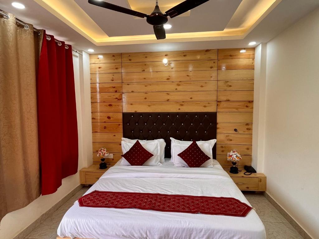 een slaapkamer met een groot bed en een houten muur bij Shekhar Royal classic in Bhavnagar