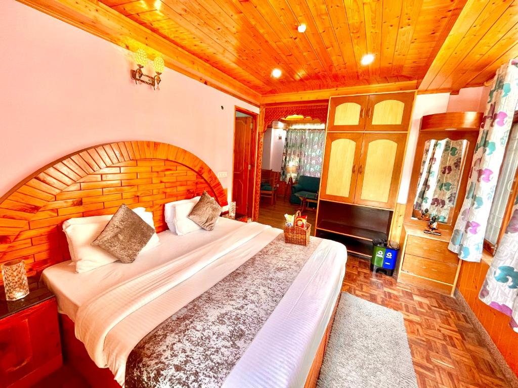 een slaapkamer met een groot bed in een kamer bij Royal Kanji INM 