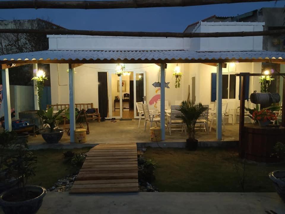 una casa con porche y terraza por la noche en Ky Co Nhon Ly Summer House, en Quy Nhon