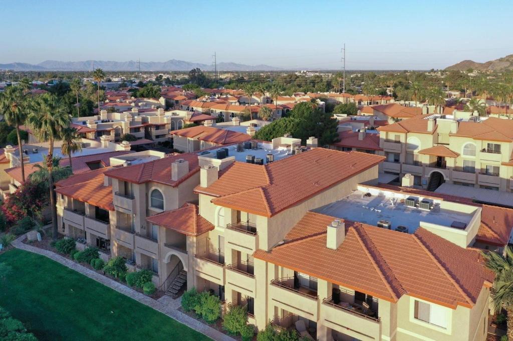 una vista aérea de una ciudad con casas en Gated Mountain View Resort Community, Centrally Located, Three Heated Pool-Spa Complexes, Half-Mile To Hiking! en Phoenix