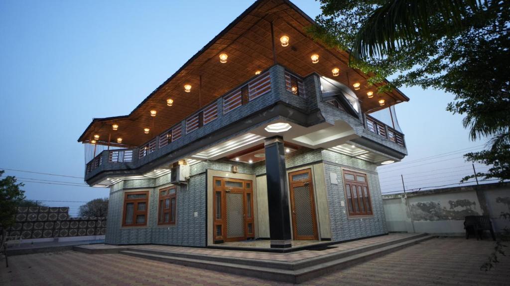 The hide away home resort في Chonp: منزل صغير مع سقف عليه انوار