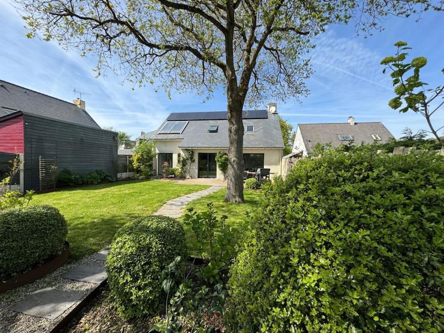 une maison avec un arbre dans la cour dans l'établissement Paradis caché à Piriac-sur-Mer, à Piriac-sur-Mer