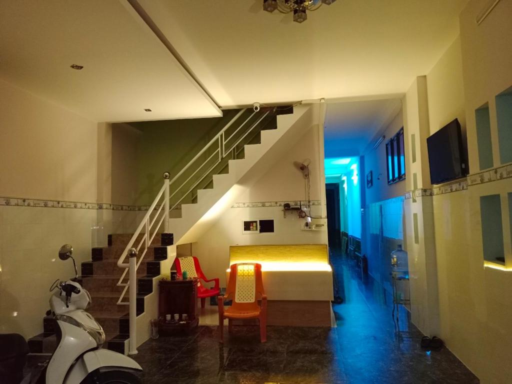 1 dormitorio con 1 cama y escaleras en una habitación en Nhà nghỉ Minh Đức, en Rạch Giá