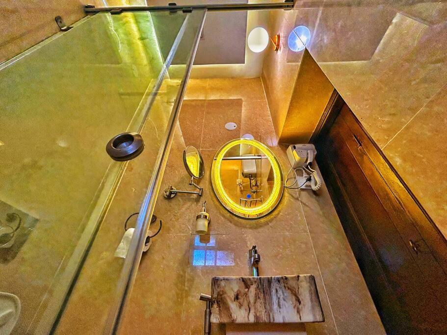 mit Blick auf ein Bad mit gelbem Waschbecken in der Unterkunft Deepalay Heritage room2 in Kalkutta