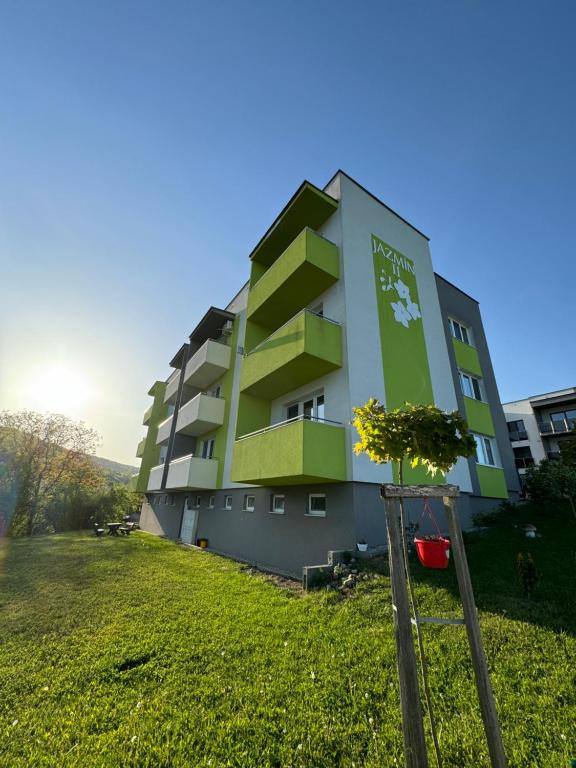 Un edificio su una collina con un albero davanti di Apartmán Ľaliová Bardejovské kúpele a Bardejov