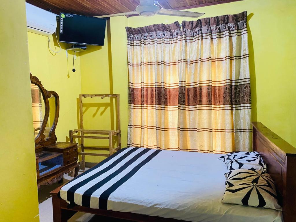 เตียงในห้องที่ Binara Holiday Resort