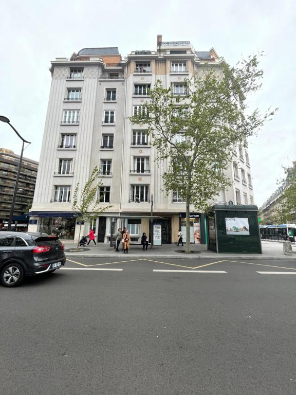 un coche aparcado frente a un gran edificio en Élégance, 4 Pers, palais des congrès en París