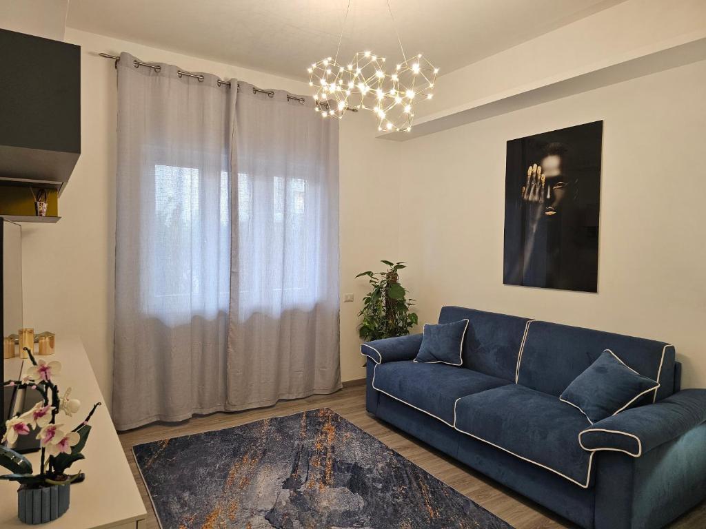 un soggiorno con divano blu e lampadario pendente di Holiday home Endless Summer - Amalfi Coast a Maiori