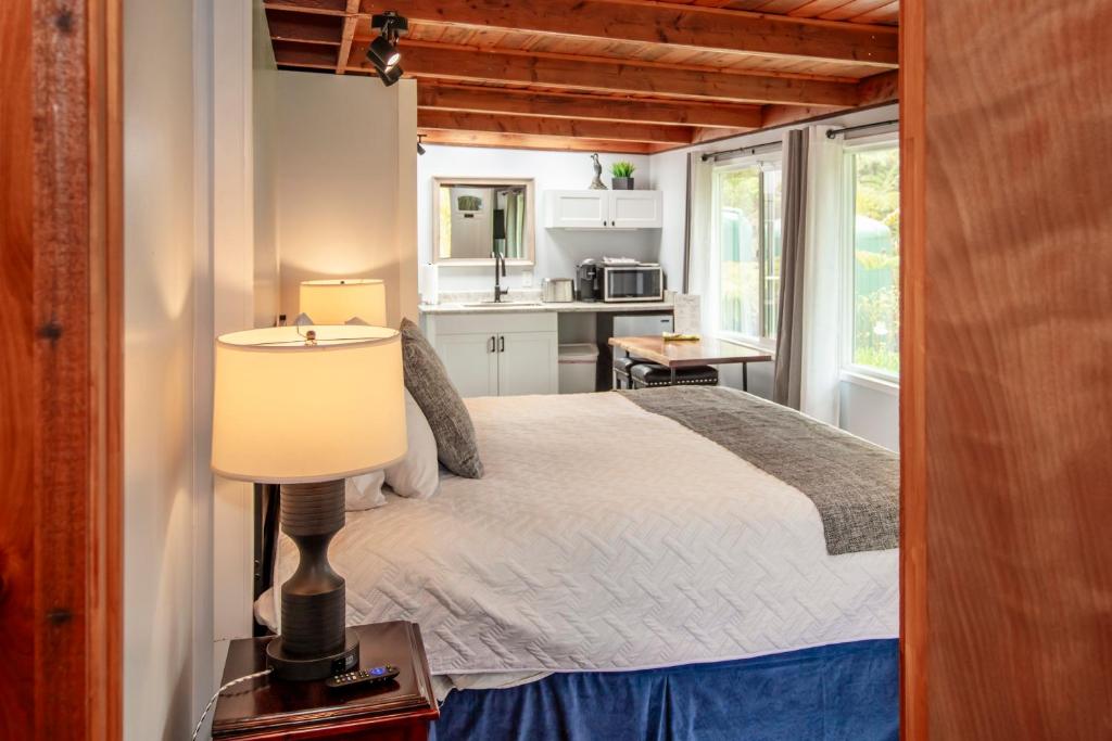 Aloha Junction Bed and Breakfast -Minutes away from Hawaii Volcanoes National Park - Salle Royale Avec Entrée Privée