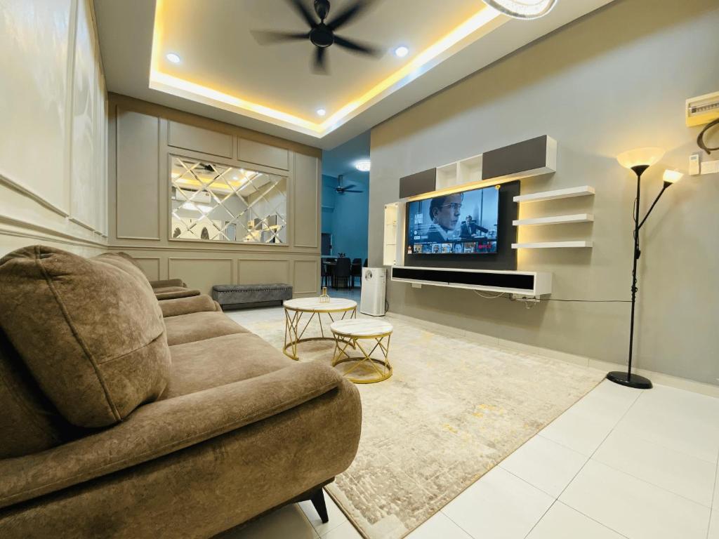 sala de estar con sofá y TV de pantalla plana en Alyn Home Melaka Netflix, en Kampong Kerubong