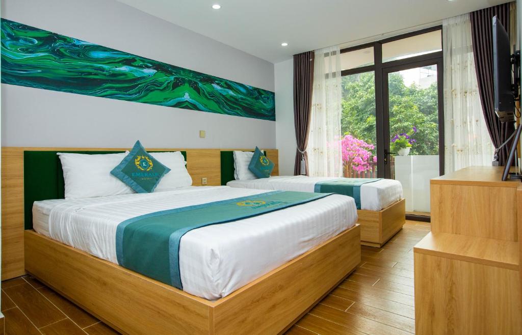 Katil atau katil-katil dalam bilik di Khách sạn Emerald Cát Bà 2