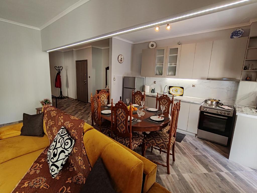 cocina y comedor con mesa y sofá en VICTORIA HOUSE, en Kavala
