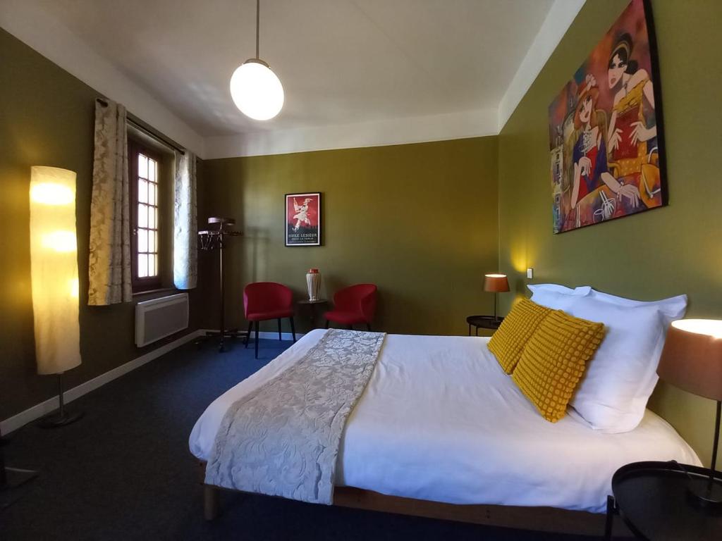 Posteľ alebo postele v izbe v ubytovaní Hostellerie du Chateau Bellenaves