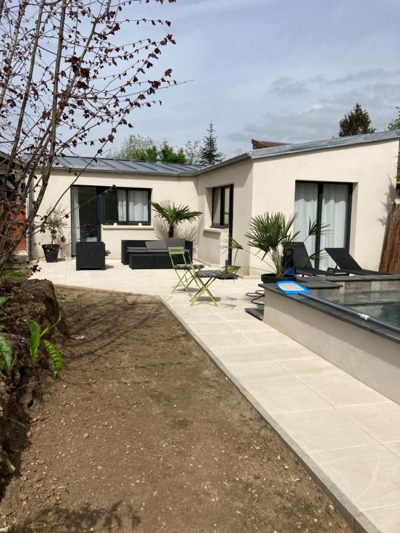 une maison avec une terrasse et une cour dans l'établissement Studio à louer style loft, à Mantes-la-Jolie