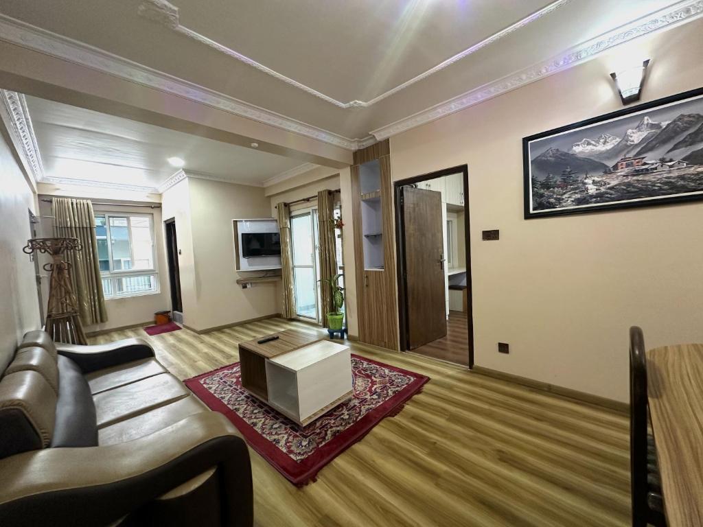 加德满都House of Forrest, Service Apartments的带沙发和桌子的客厅