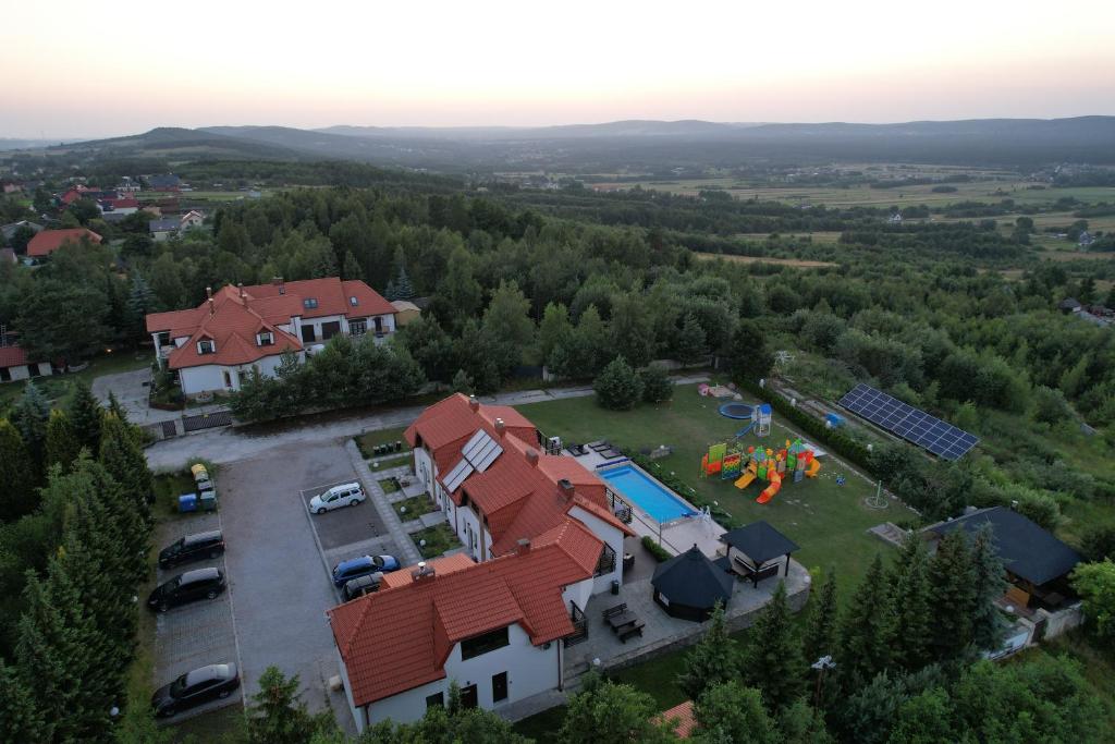 Krajno PierwszeにあるApartamenty Pod Łysicą & SPA - przy stoku, basen, jacuzzi, saunaのスイミングプール付きの家屋の空中ビュー
