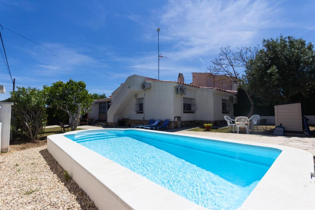 Bazén v ubytování INNOUTHOME Casa Familiar con Piscina y Jardín Av 3 Calas nebo v jeho okolí