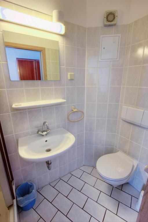 Koupelna v ubytování Hotel B1