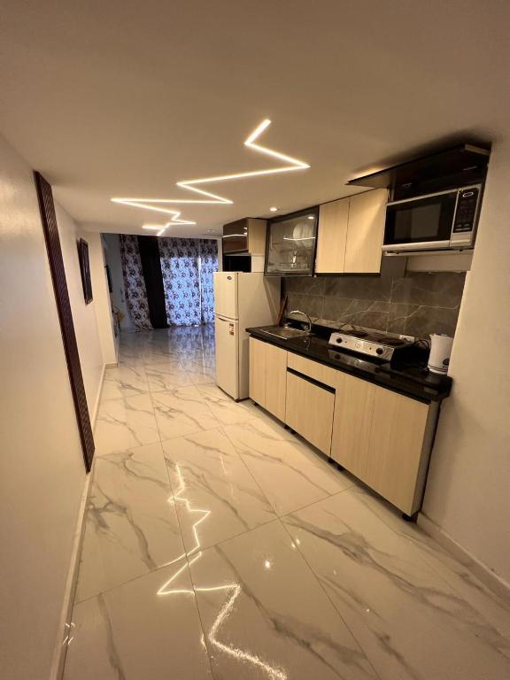 艾因蘇赫納的住宿－بورتو السخنه -Hotel Porto vib，公寓内设有铺有大理石地板的大厨房。