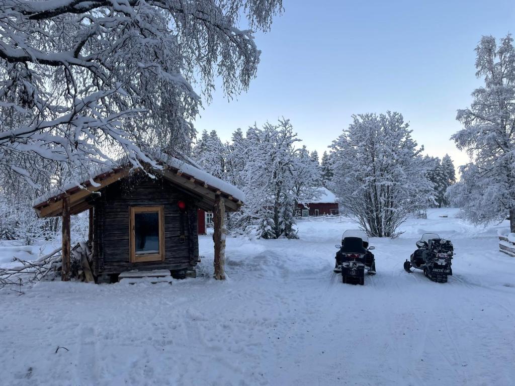 Gemütliche Blockhütte mit Außentoilette und Badezimmer im Haupthaus v zimě