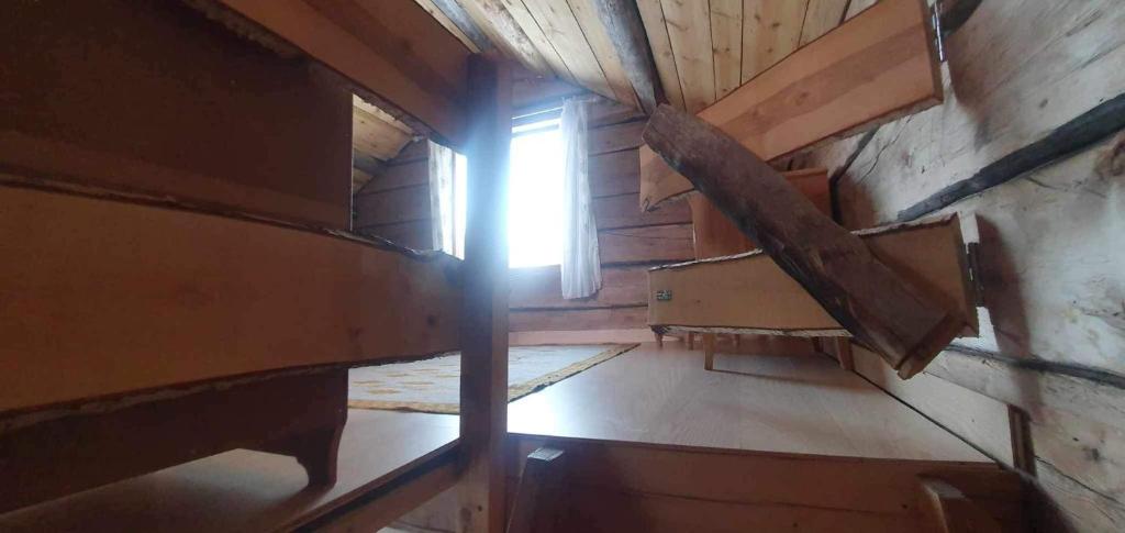 Palanda nebo palandy na pokoji v ubytování Gemütliche Blockhütte mit Außentoilette und Badezimmer im Haupthaus