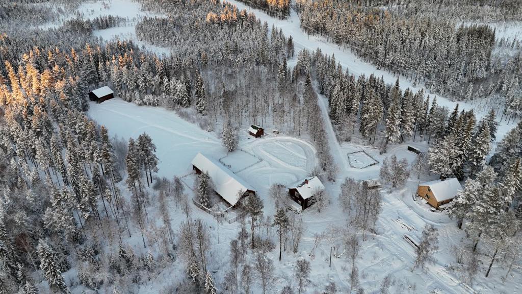 Gemütliche Blockhütte mit Außentoilette und Badezimmer im Haupthaus v zimě