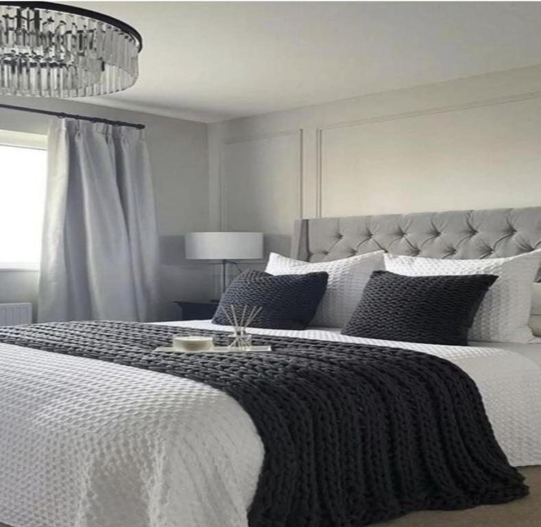 - une chambre avec un grand lit et une couverture noire et blanche dans l'établissement Tourist Haven Guesthouse, Islamabad, à Islamabad