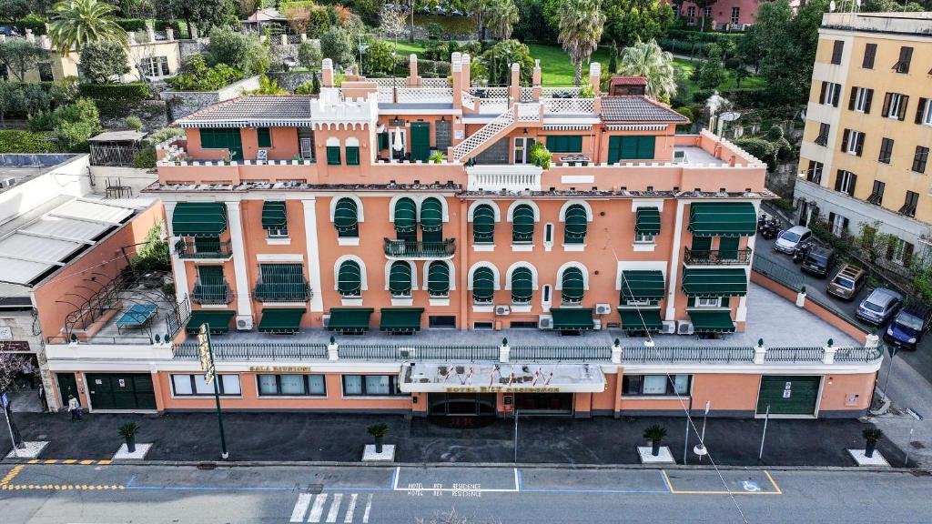 d'une vue sur un grand bâtiment orange. dans l'établissement Rex Hotel Residence, à Gênes