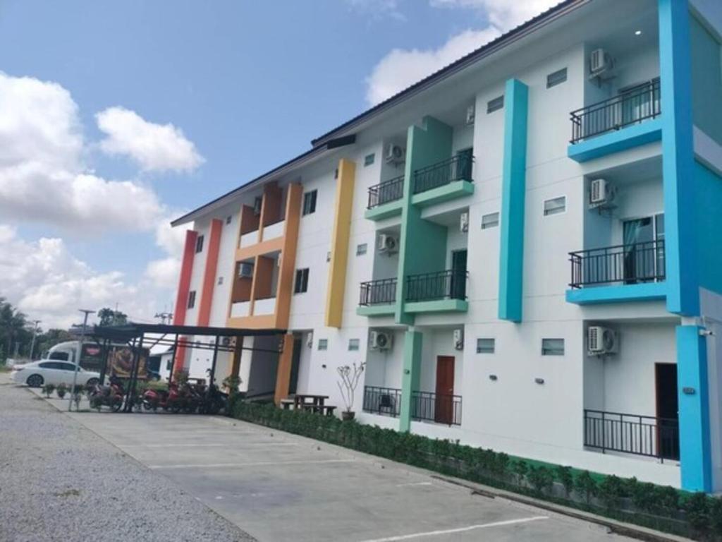 budynek z kolorowymi balkonami po jego stronie w obiekcie โรงแรมนราพัตรา w Narathiwat