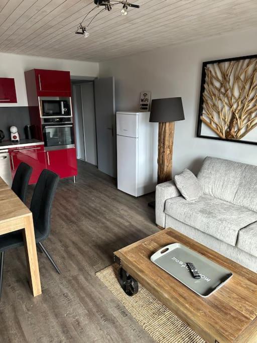 un salon avec un canapé et une table dans l'établissement Au Myosotis, cosy au pied des pistes avec vue et cœur de station, à Les Deux Alpes