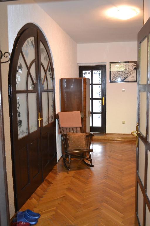 una stanza vuota con una sedia e una porta di Apartman Gluhović a Sombor