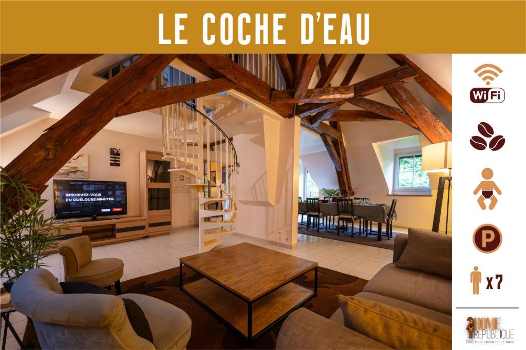 - un salon avec une table, des chaises et une télévision dans l'établissement Grand appartement sur les Quais d'Auxerre pour 7 personnes, à Auxerre