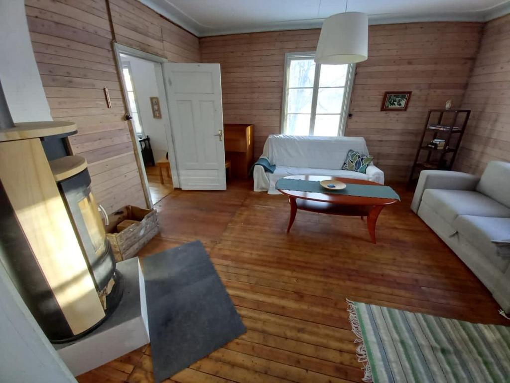 sala de estar con sofá y mesa en Schwedisches Bauernhaus, en Jörn