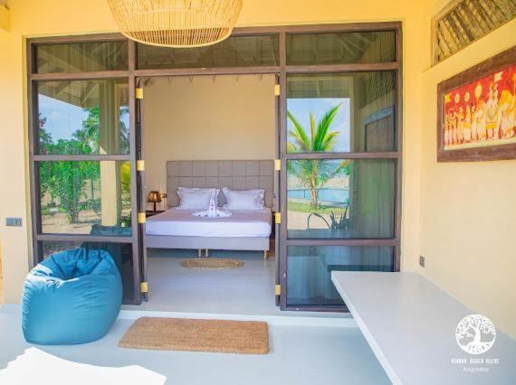 Postel nebo postele na pokoji v ubytování Nikara Beach Villas Arugambay