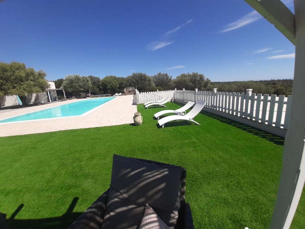Bazén v ubytování Borgo Rurale Cares nebo v jeho okolí