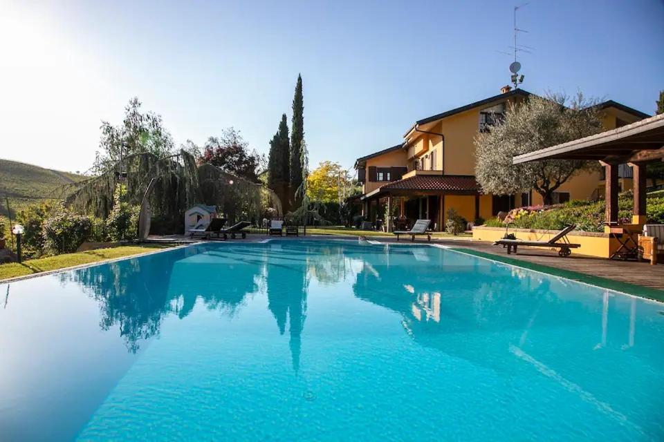 una gran piscina de agua azul en Villa intera San Marco - Luxury Wine Resort, en Rosignano Monferrato